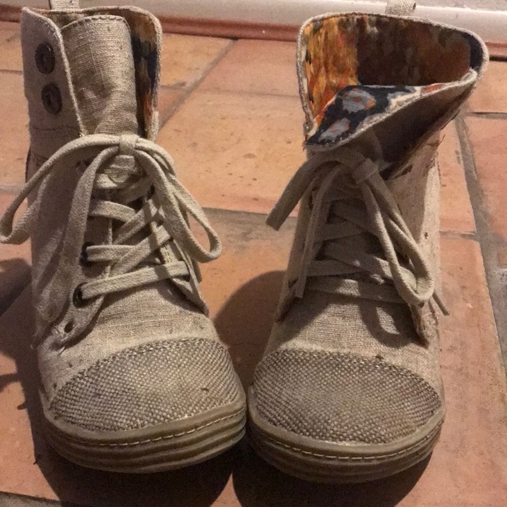 Blowfish Size 6 Beige Wedge Shoe